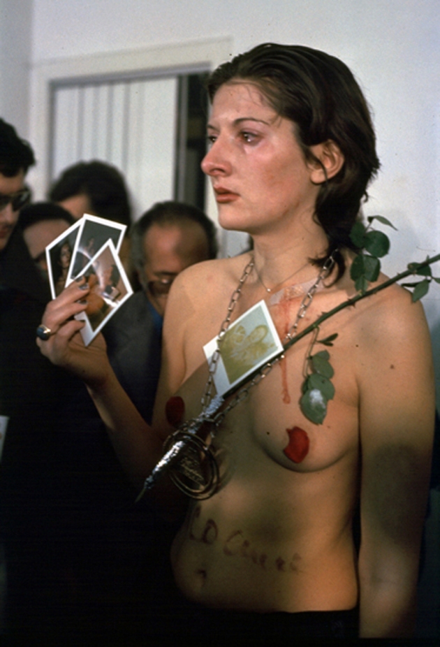 Marina Abramović – Rhythm 0, 1974